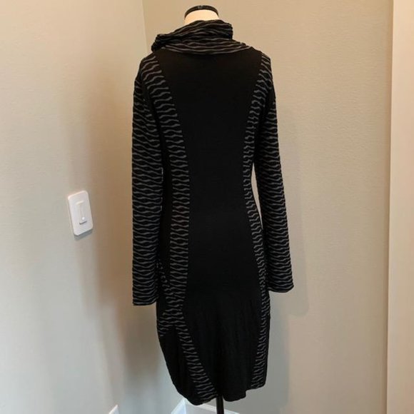 Elegant Black and Gray Long Sleeve Dress - Picture 2 of 6